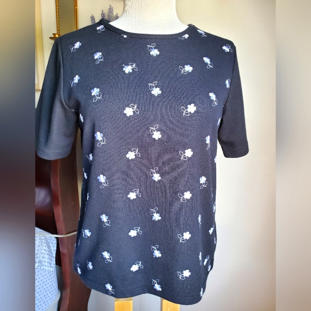 Pretty black top with small white flowers. Size Small